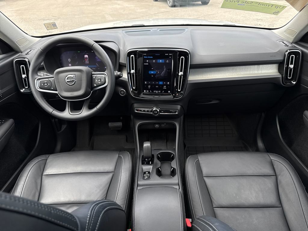 Used 2024 Volvo XC40 B5 Core image 8