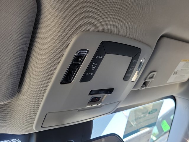 Used 2025 Toyota Sienna LE AWD/4WD image 23