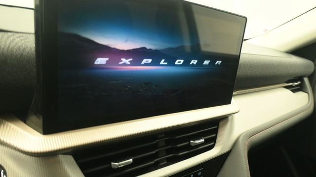 Certified 2025 Ford Explorer Active w/ Active Comfort Package AWD/4WD image 17