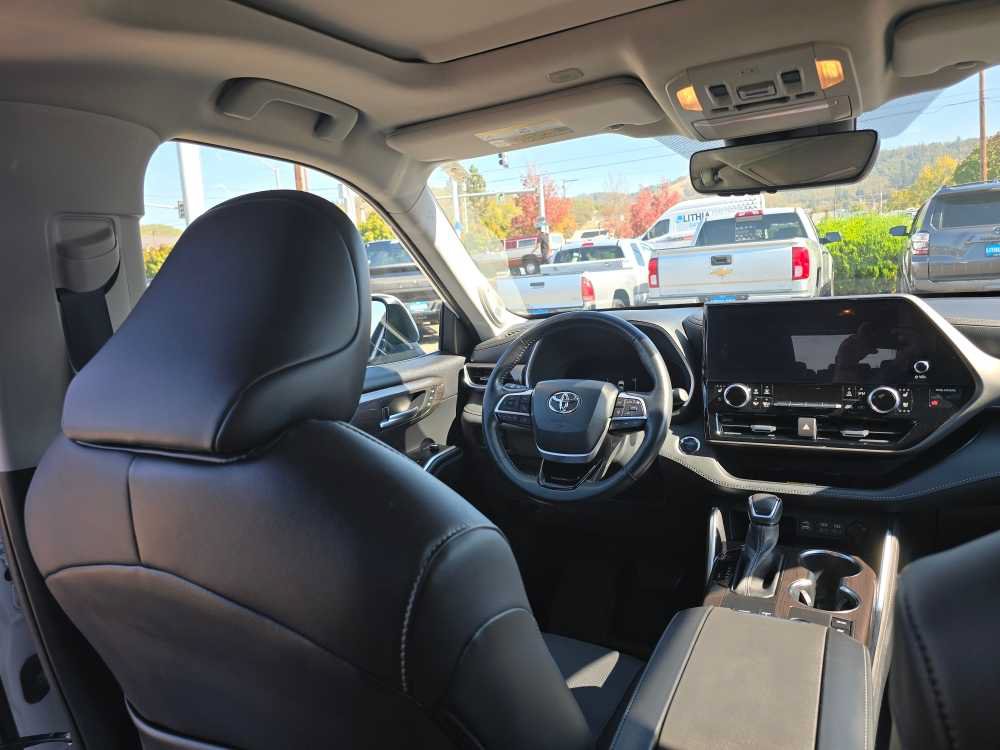 Used 2023 Toyota Highlander Limited AWD/4WD image 10