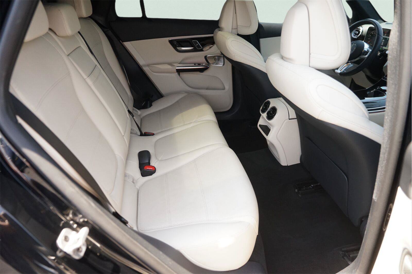 Used 2025 Mercedes-Benz GLC 350e 4MATIC image 16