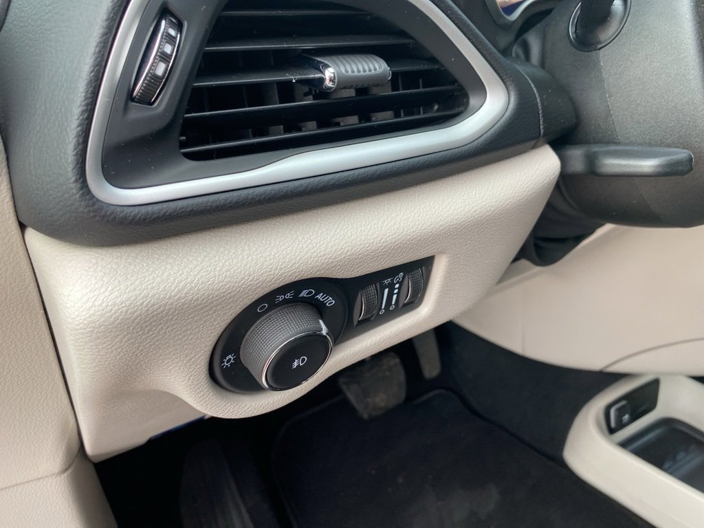 Used 2024 Chrysler Pacifica Touring-L image 29