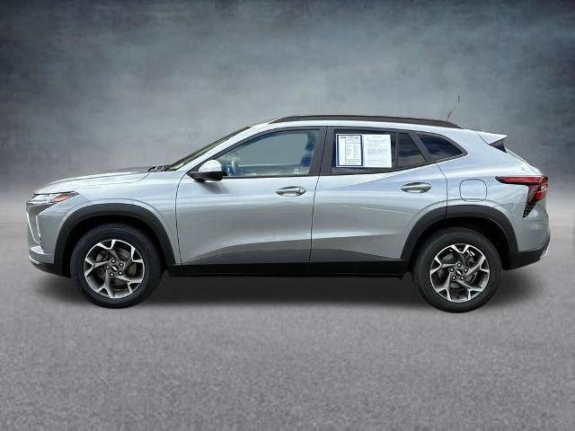 Used 2024 Chevrolet Trax LT FWD image 2
