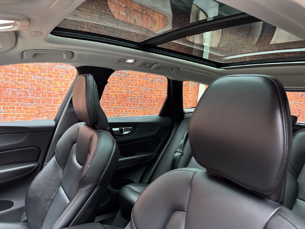 Used 2023 Volvo XC60 B5 Core w/ Climate Package AWD/4WD image 3