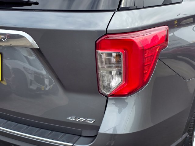 Certified 2024 Ford Explorer Platinum w/ Technology Package AWD/4WD image 9