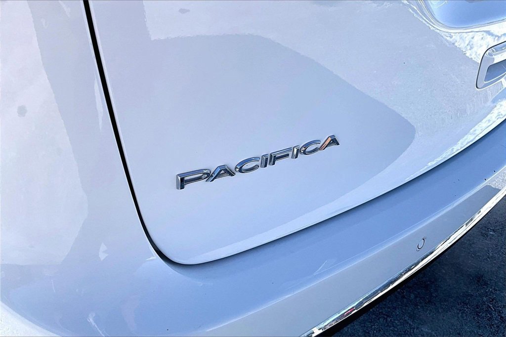 Used 2023 Chrysler Pacifica Limited image 8