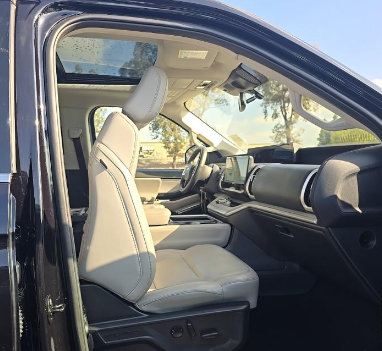 Certified 2025 Ford Expedition Active AWD/4WD image 13