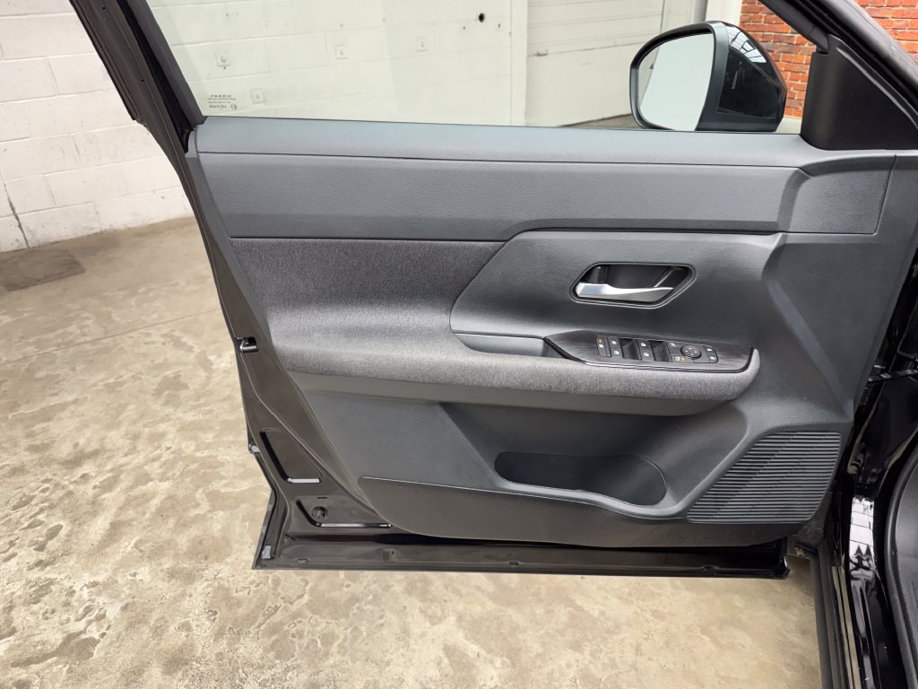Used 2025 Nissan Kicks SV AWD/4WD image 9