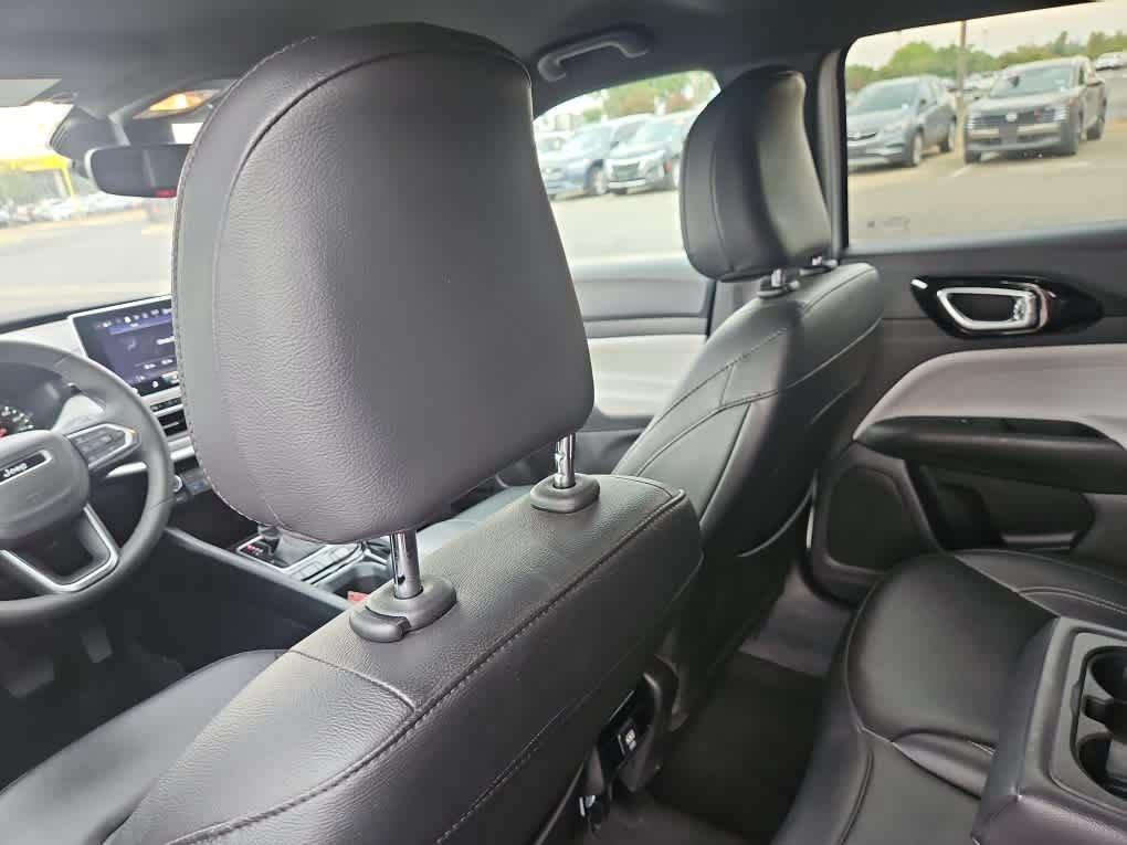 Used 2025 Jeep Compass Limited AWD/4WD image 11