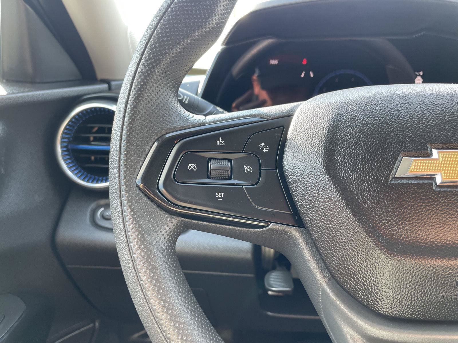 Used 2025 Chevrolet Trax LT FWD image 13