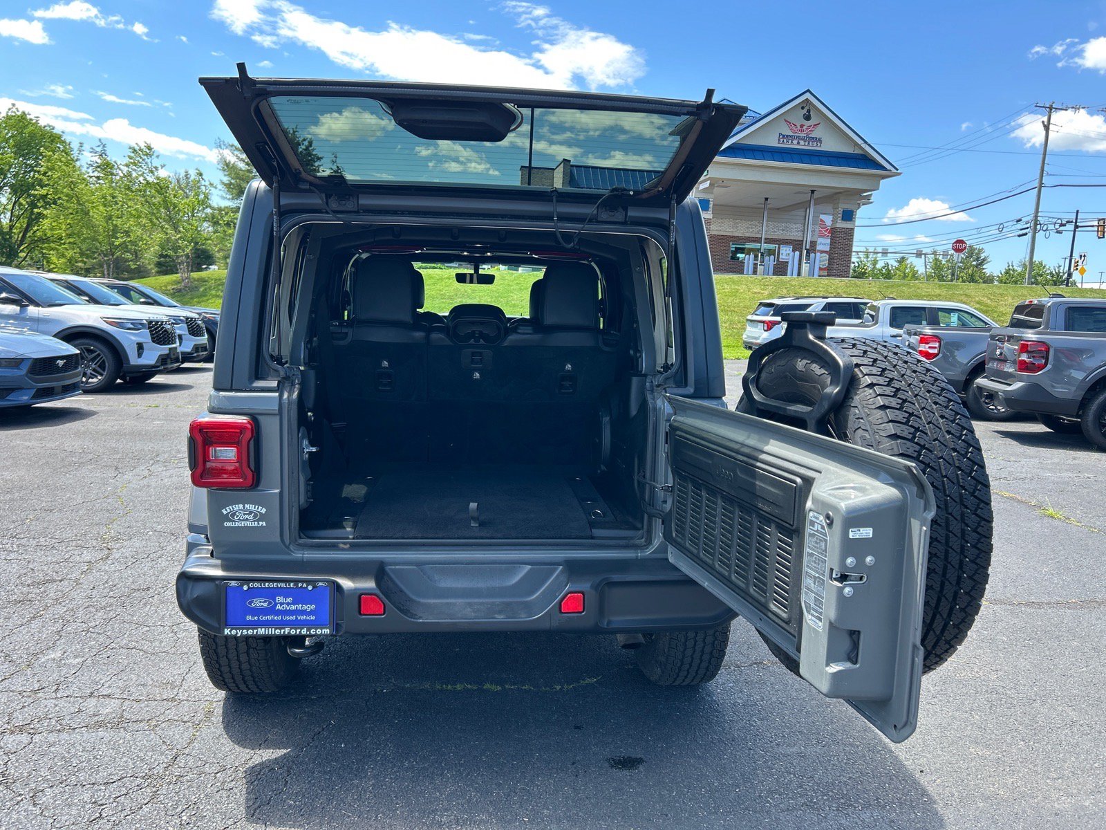 Used 2020 Jeep Wrangler Unlimited Sahara AWD/4WD image 12