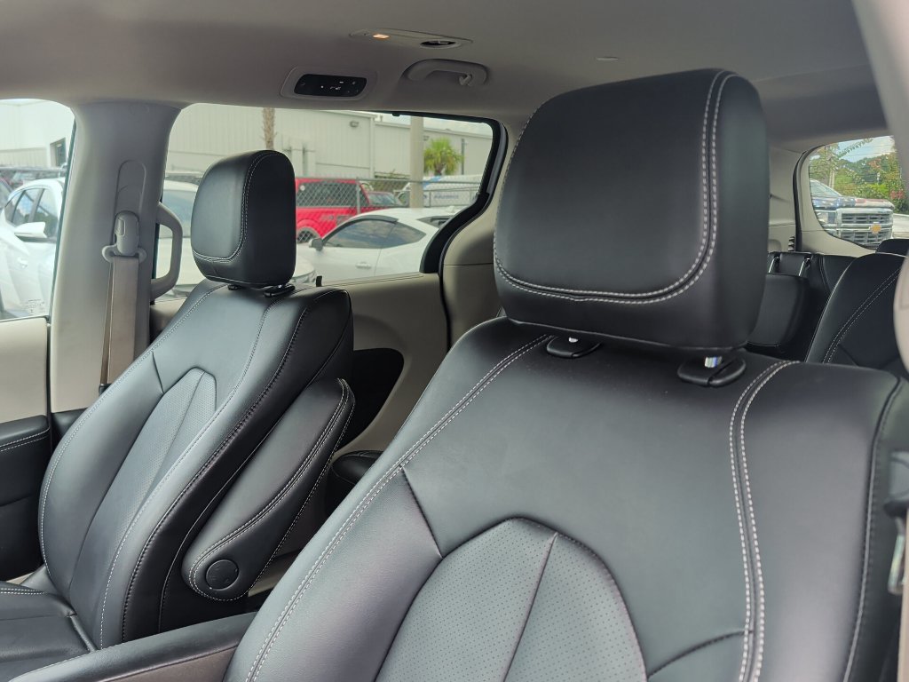 Used 2024 Chrysler Pacifica Touring-L FWD image 10