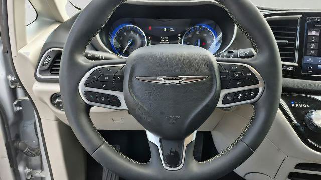Used 2024 Chrysler Pacifica Touring-L FWD image 18