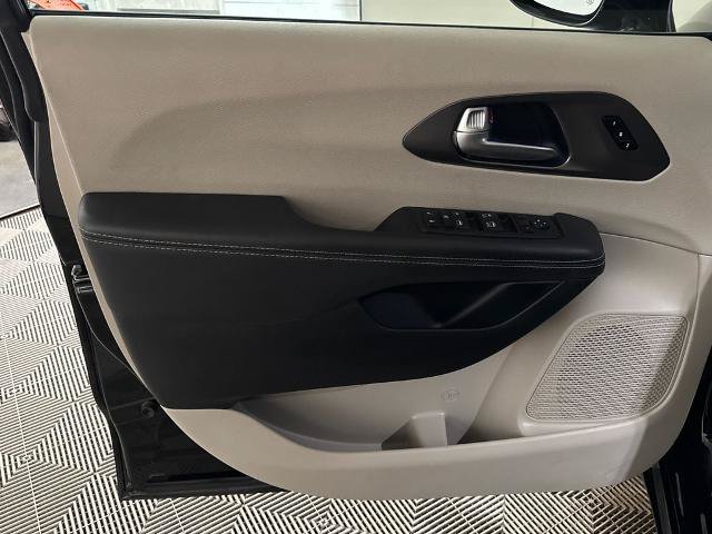 Used 2024 Chrysler Pacifica Touring-L FWD image 15