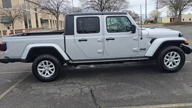 Used 2023 Jeep Gladiator Sport image 7