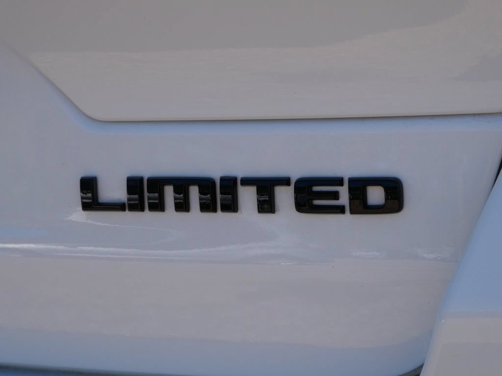 Used 2025 Jeep Grand Cherokee Limited w/ Black Appearance Package AWD/4WD image 8