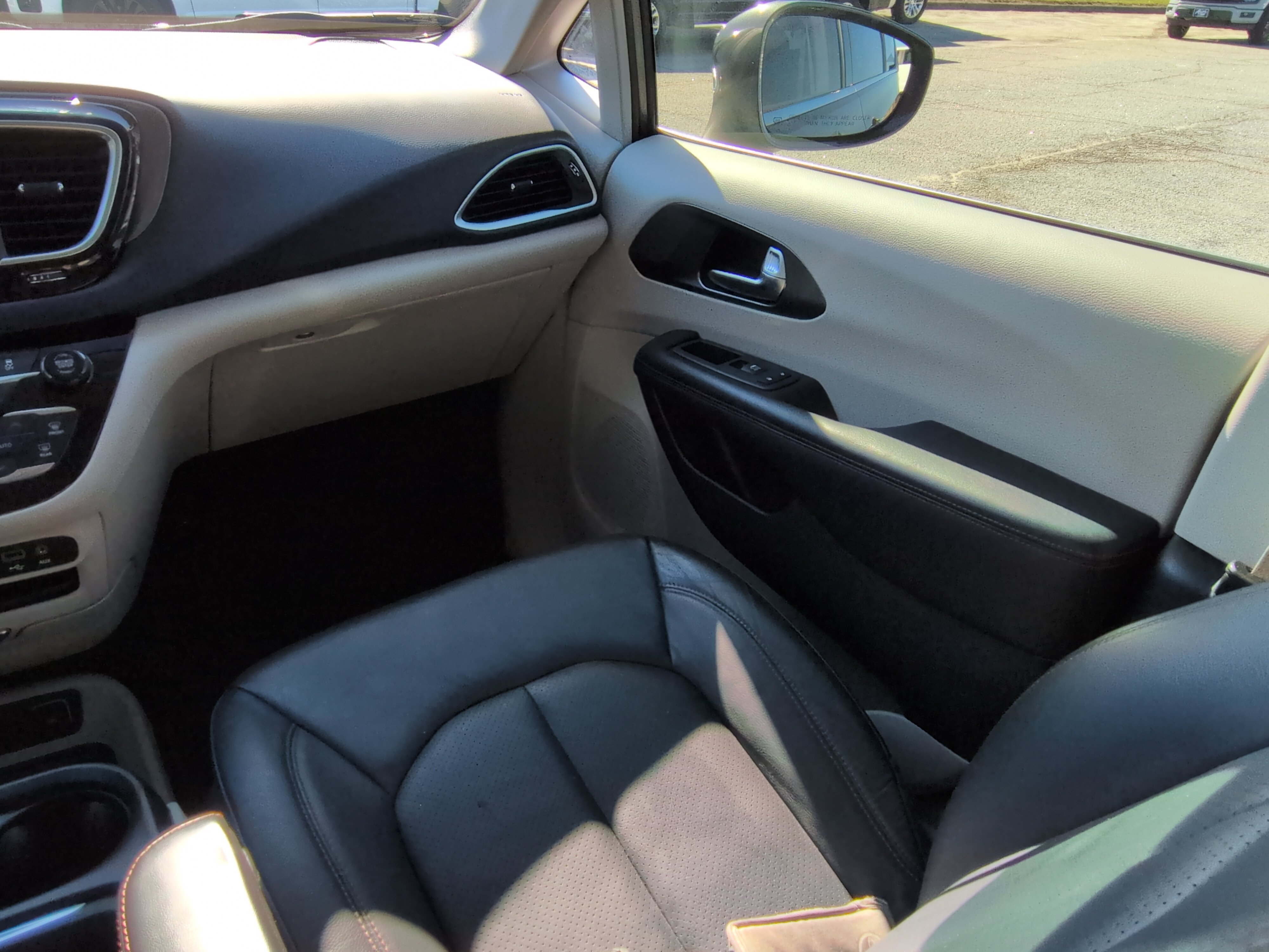 Used 2020 Chrysler Pacifica Touring-L FWD image 15