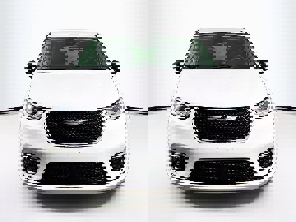 Used 2024 Chrysler Pacifica Touring-L image 8