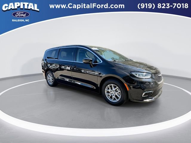 Used 2024 Chrysler Pacifica Touring-L image 8