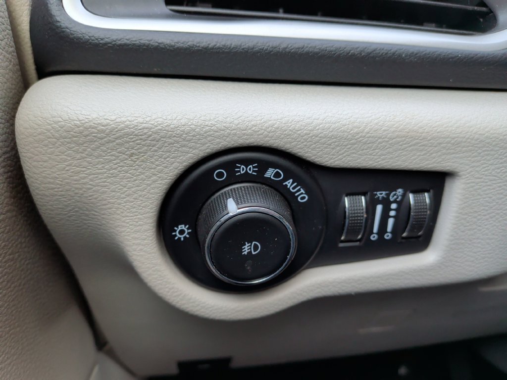 Used 2023 Chrysler Pacifica Touring-L FWD image 26