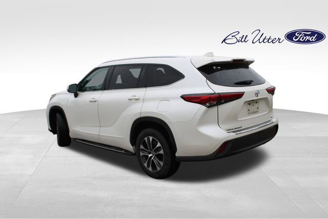 Used 2021 Toyota Highlander XLE FWD image 3