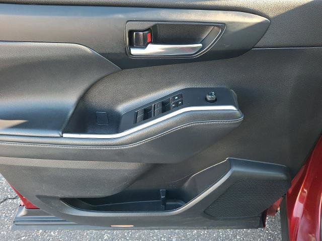 Used 2022 Toyota Highlander XLE AWD/4WD image 12