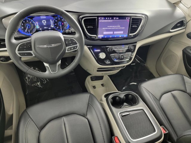 Used 2024 Chrysler Pacifica Touring-L FWD image 31