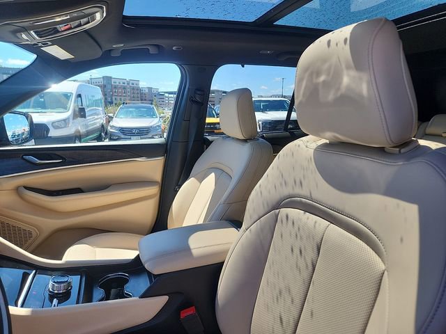 Used 2025 Jeep Grand Cherokee Limited w/ Luxury Tech Group II AWD/4WD image 22