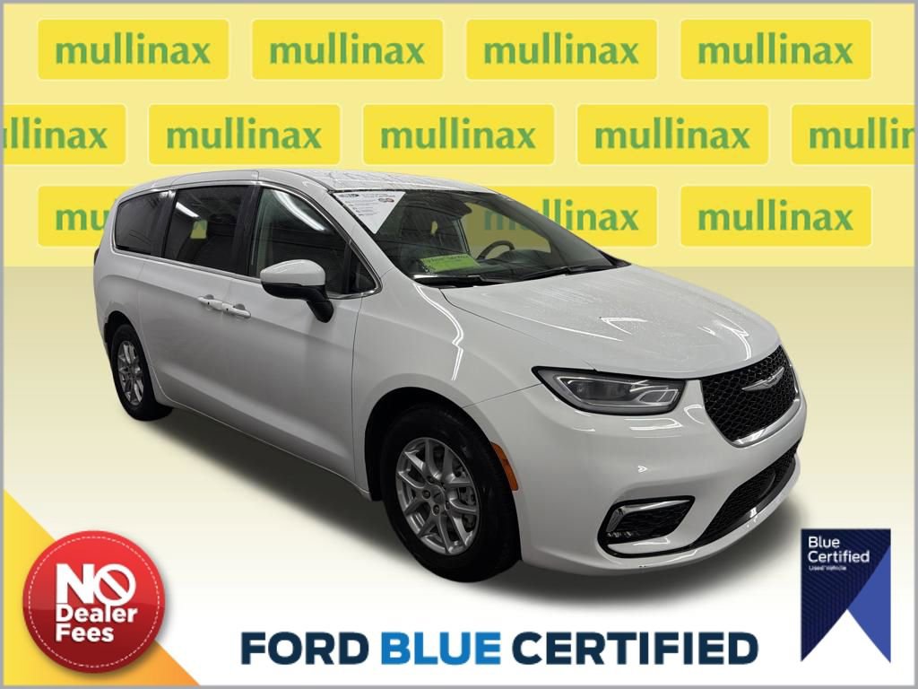 Used 2023 Chrysler Pacifica Touring-L FWD image 1