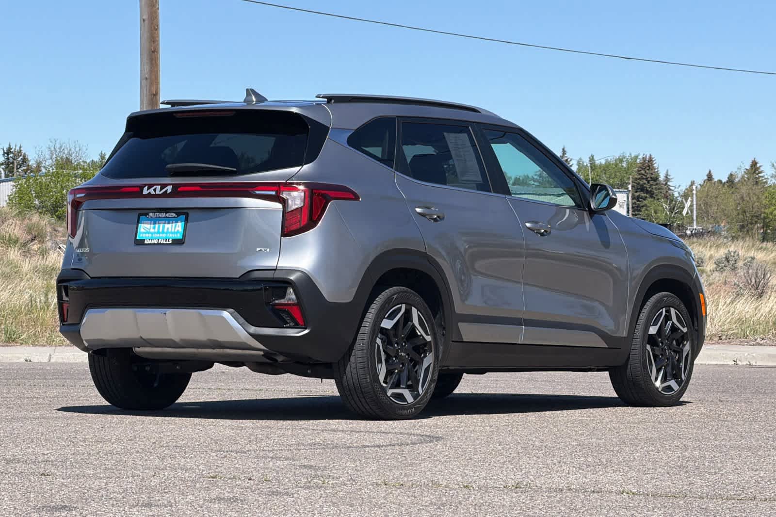Used 2024 Kia Seltos SX w/ SX Sunroof Package AWD/4WD image 2