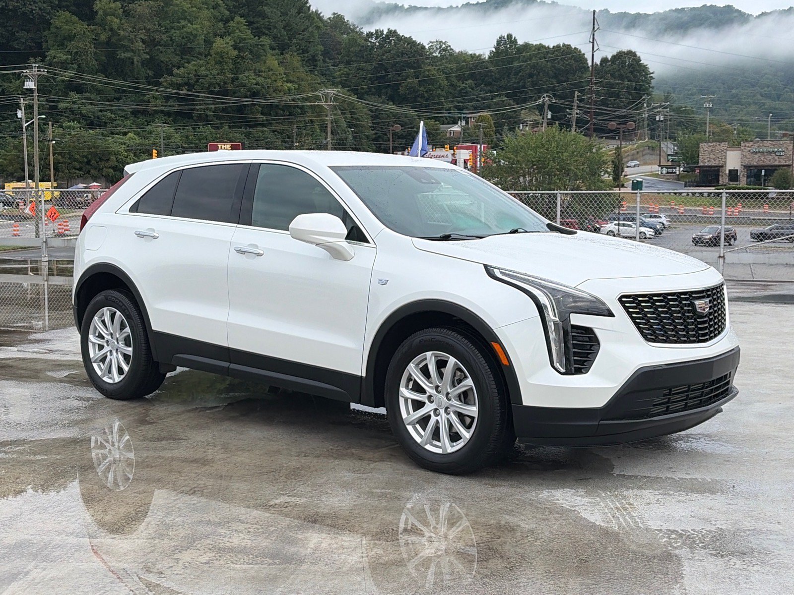 Used 2023 Cadillac XT4 Luxury w/ Cold Weather Package AWD/4WD image 1