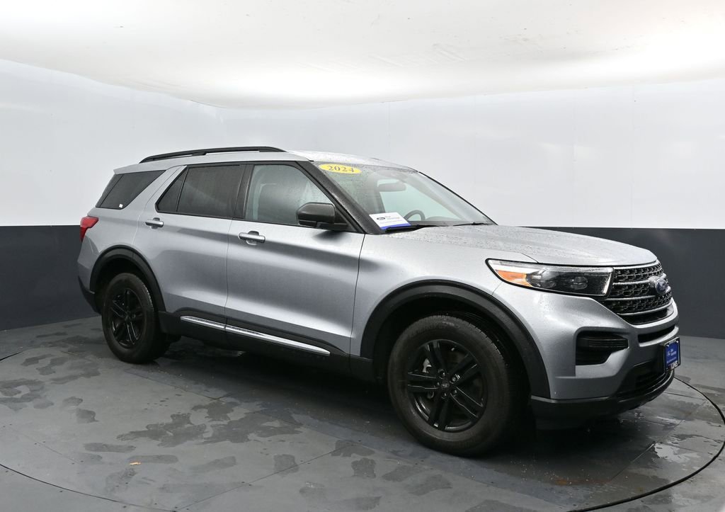 Certified 2024 Ford Explorer XLT w/ Class IV Trailer Tow Package image 4