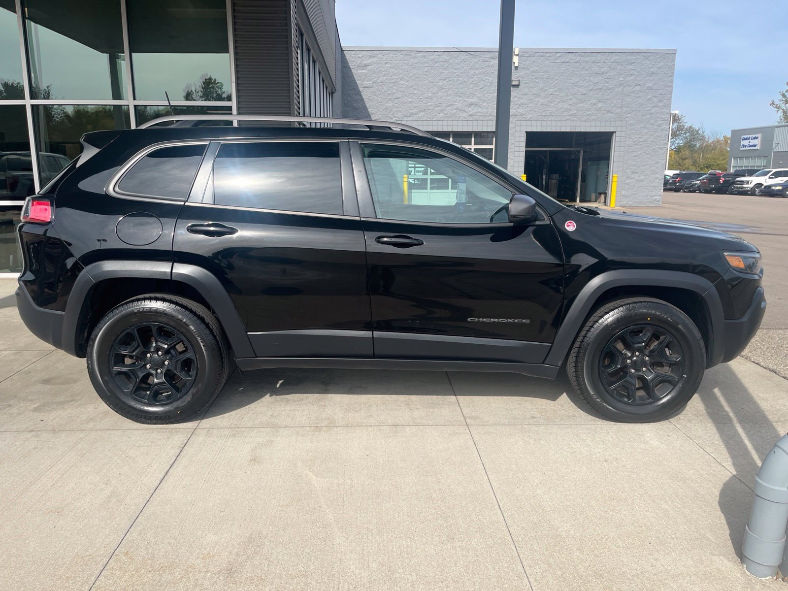 Used 2020 Jeep Cherokee Trailhawk w/ Cold Weather Group AWD/4WD image 7