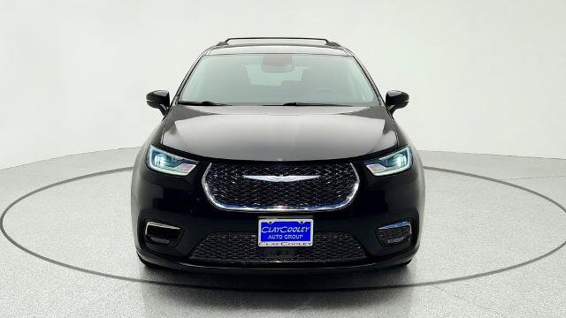 Used 2022 Chrysler Pacifica Touring-L FWD image 3