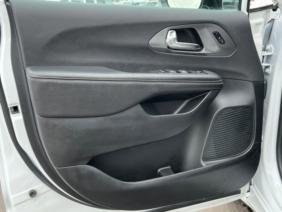 Used 2026 Chrysler Pacifica Select image 19