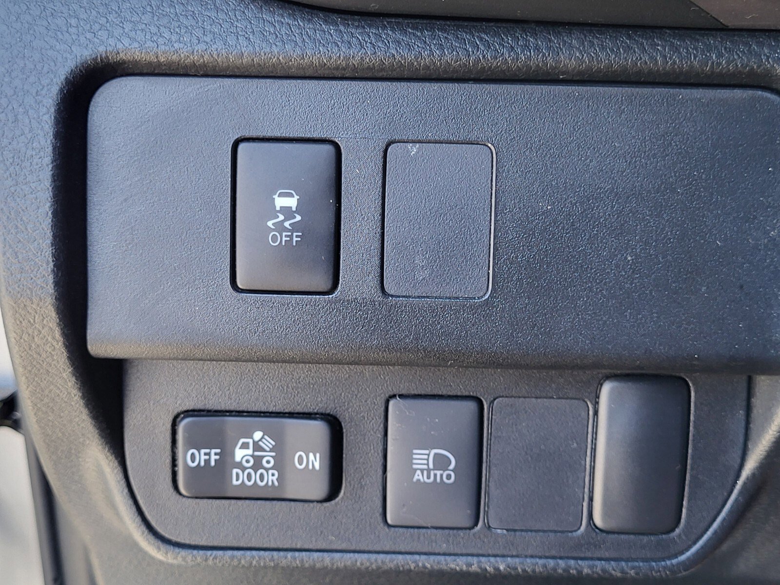 Used 2020 Toyota Tacoma SR5 w/ SR5 Appearance Package (SM) image 23