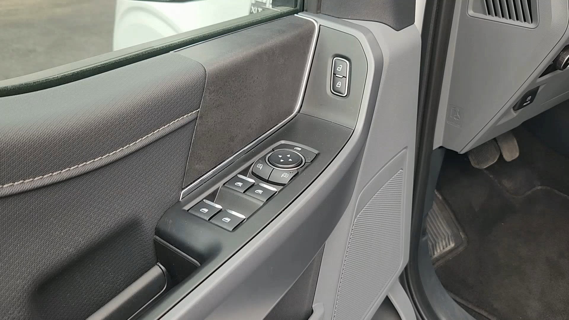 Certified 2025 Ford F150 XLT w/ Equipment Group 301A Standard image 8