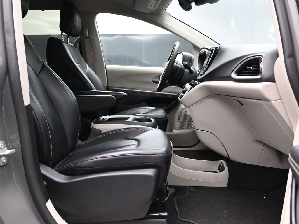 Used 2023 Chrysler Pacifica Touring-L image 11