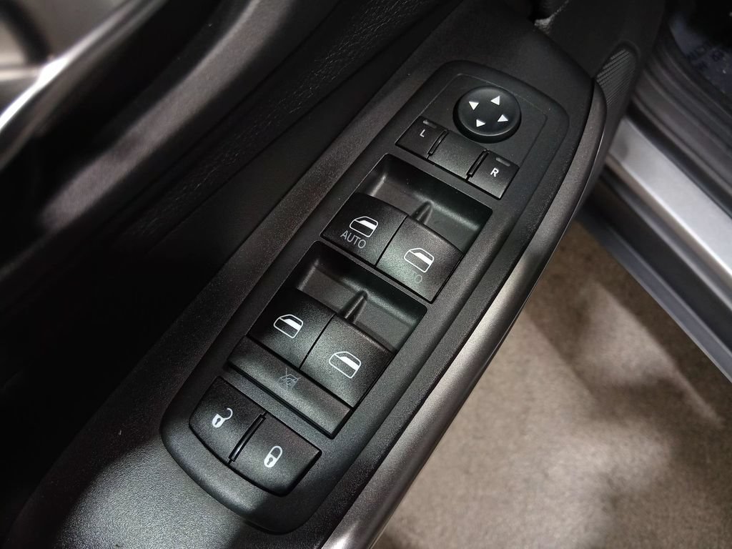 Used 2020 Jeep Cherokee Latitude Plus w/ Cold Weather Group AWD/4WD image 18