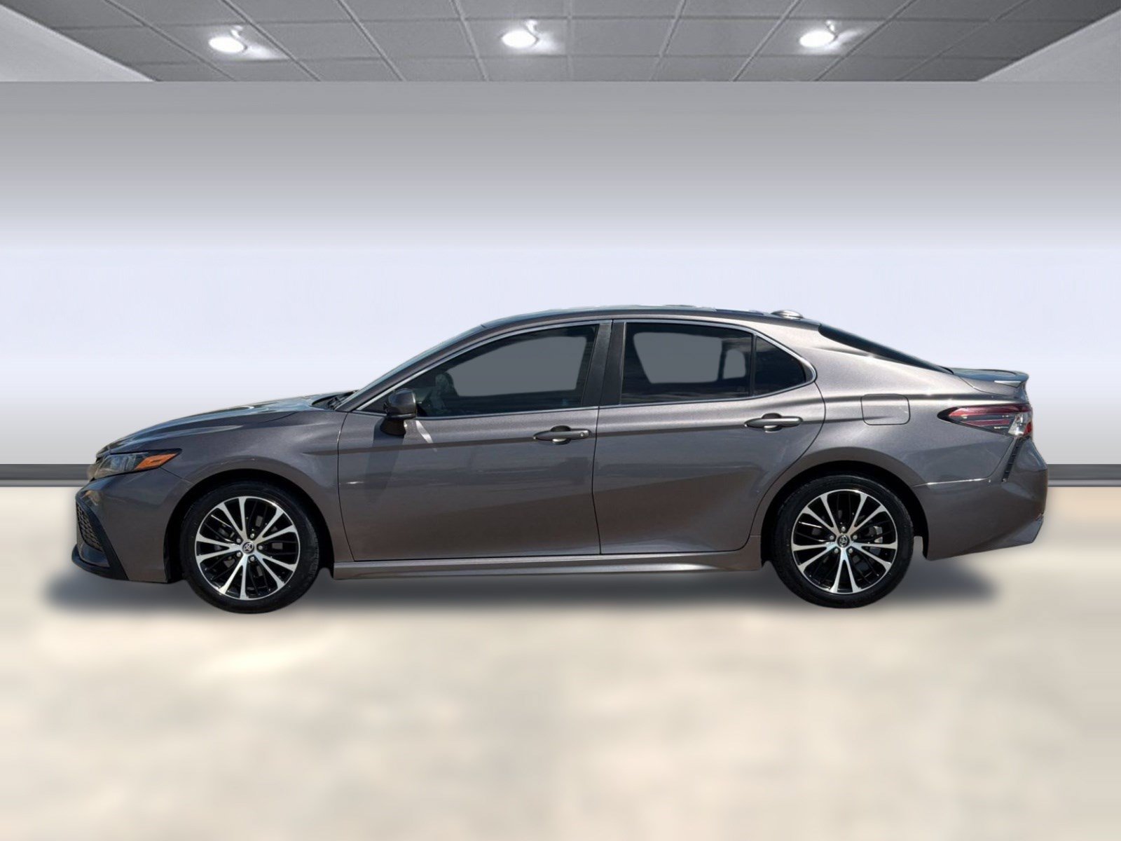 Used 2022 Toyota Camry SE FWD image 2