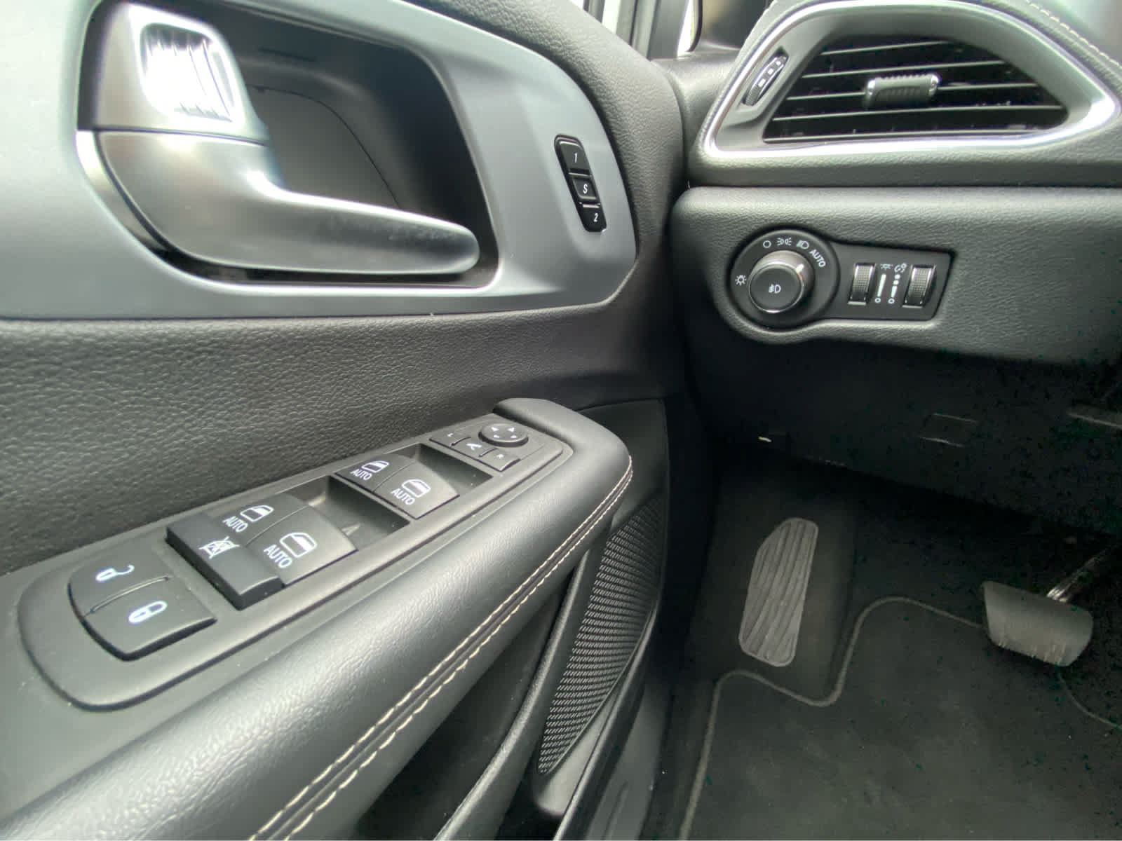 Used 2026 Chrysler Pacifica Limited FWD image 31