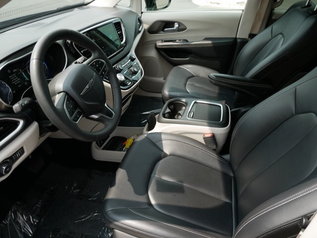 Used 2024 Chrysler Pacifica Touring-L FWD image 11