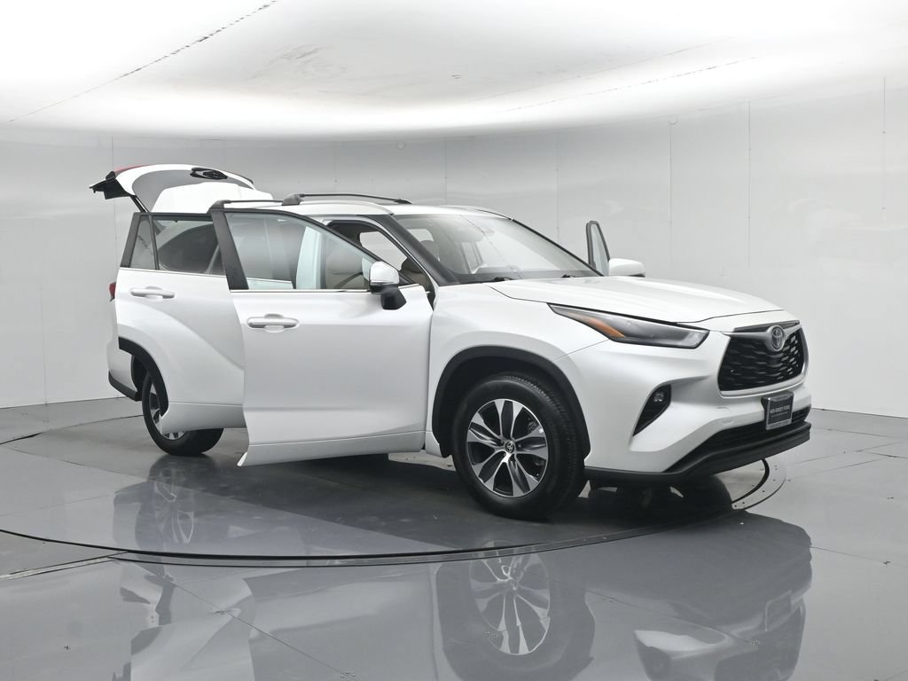 Used 2023 Toyota Highlander XLE FWD image 37