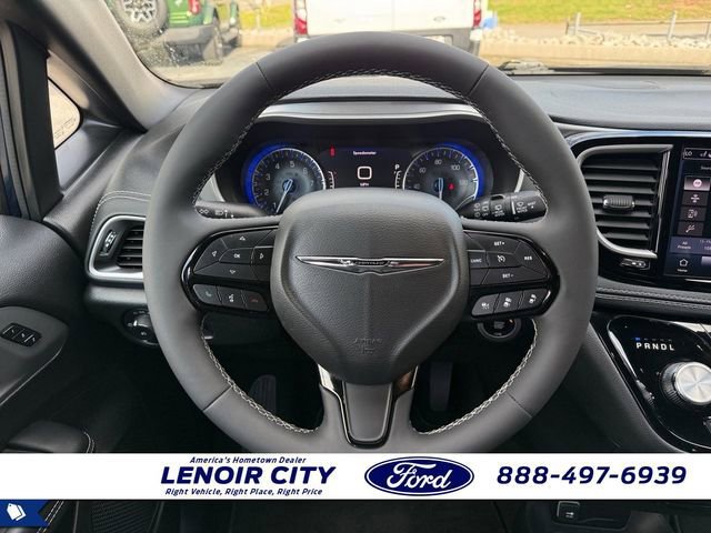 Used 2023 Chrysler Pacifica Touring-L w/ S Appearance Package image 16