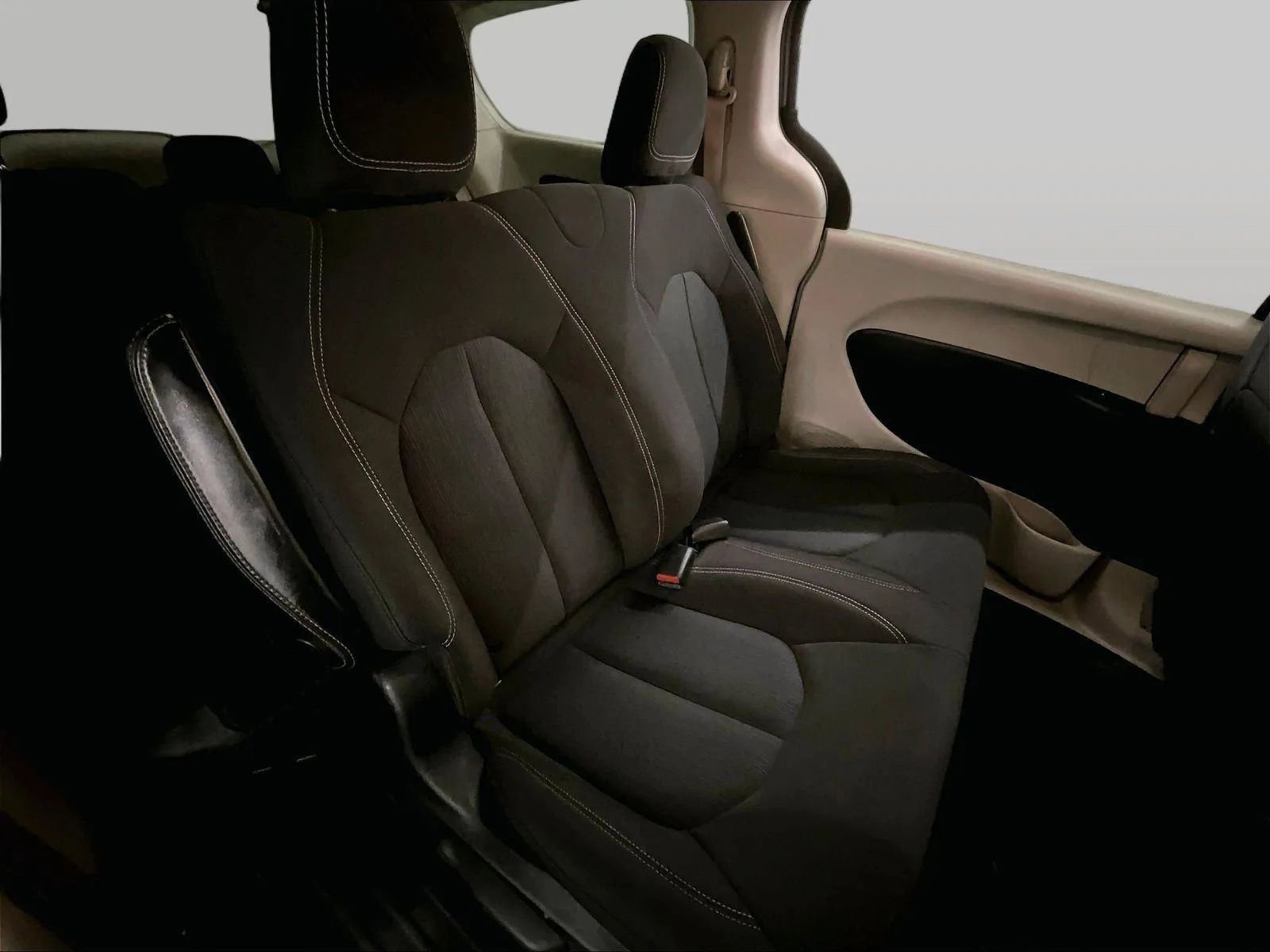 Used 2020 Chrysler Voyager L image 26