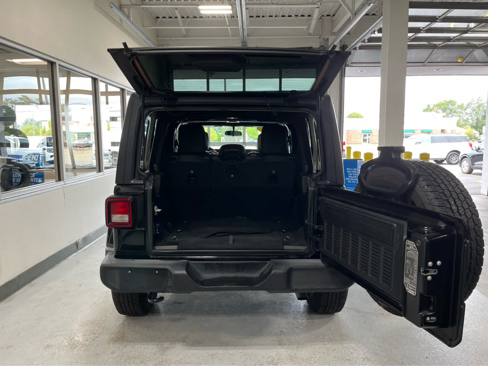 Used 2023 Jeep Wrangler Unlimited Sport AWD/4WD image 10