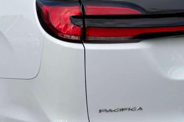 Used 2023 Chrysler Pacifica Touring-L image 30