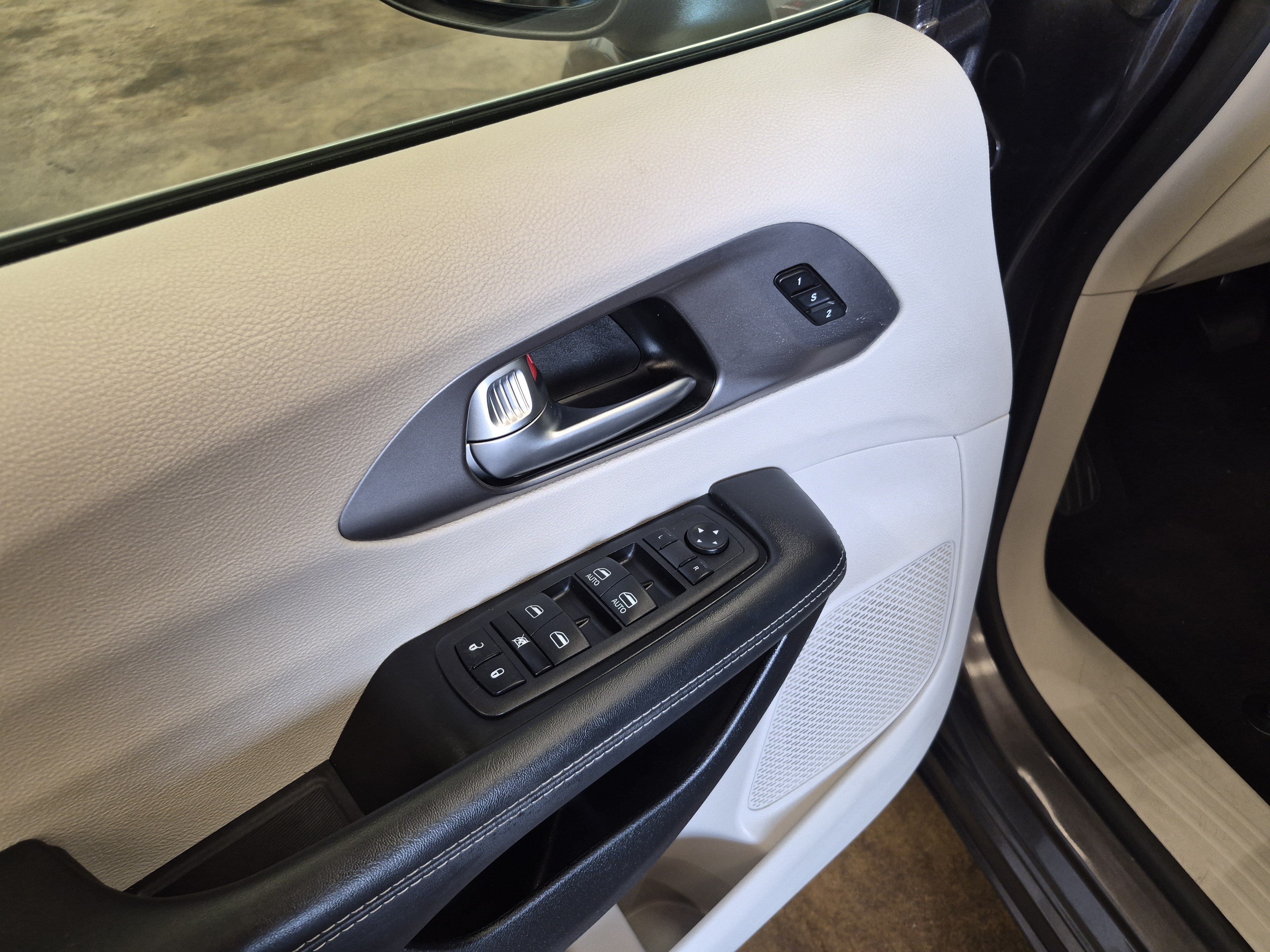 Used 2023 Chrysler Pacifica Touring-L FWD image 9
