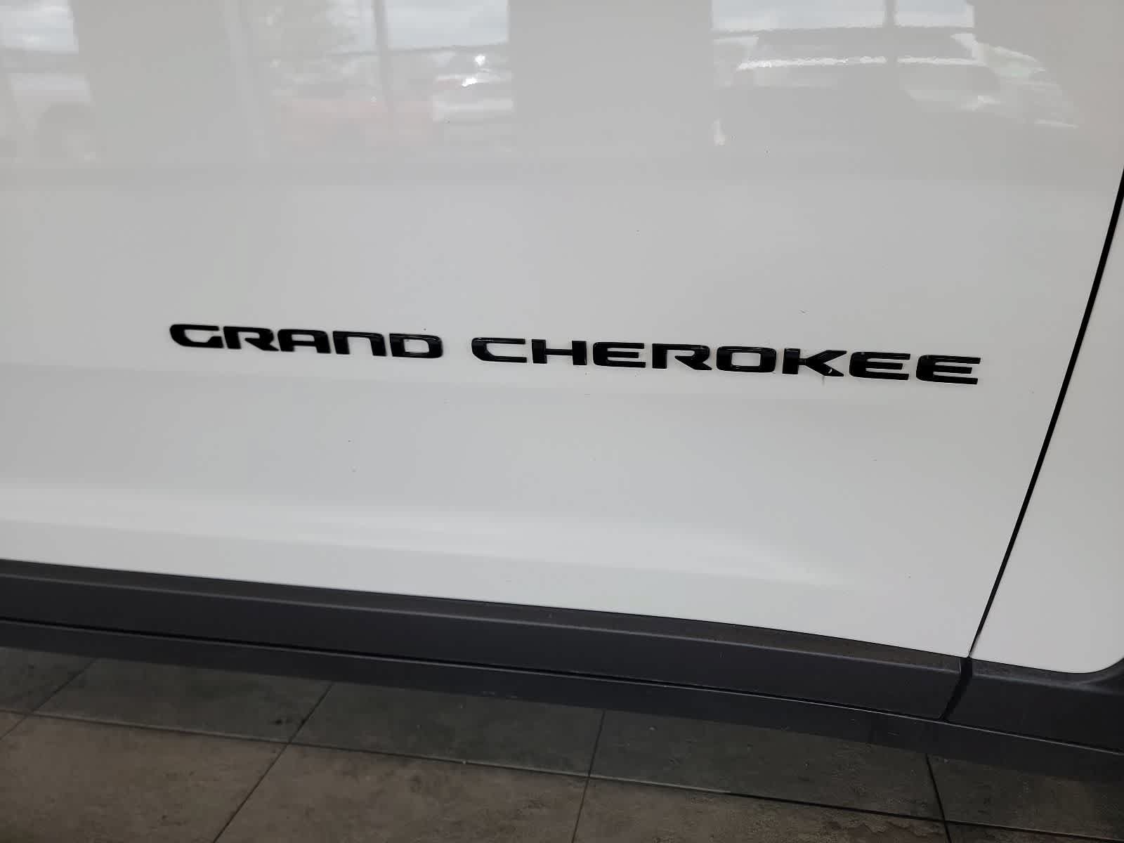 Used 2023 Jeep Grand Cherokee Altitude AWD/4WD image 7