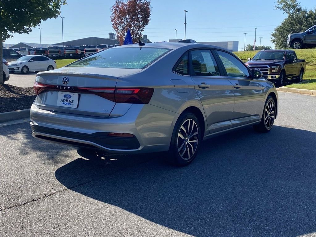 Used 2025 Volkswagen Jetta SE FWD image 3